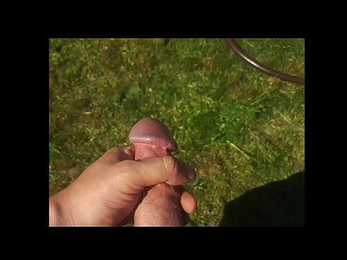❤️ Una guapa calenta es folla el seu cony rosa i es corre amb un esquitxat en un jardí d'estiu ❤ Porno preciós al ca.porngameshub.ru ❌️❤